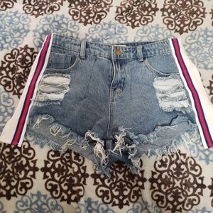 Ripped denim short with stripes